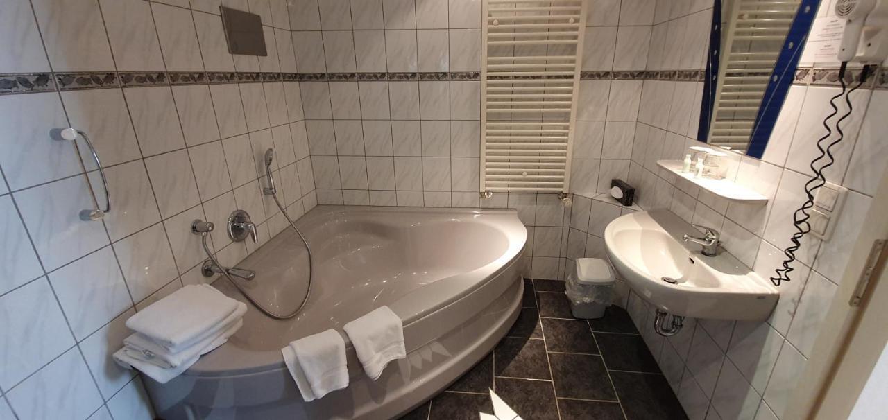 Hotel Zur Krone Хамельн Экстерьер фото